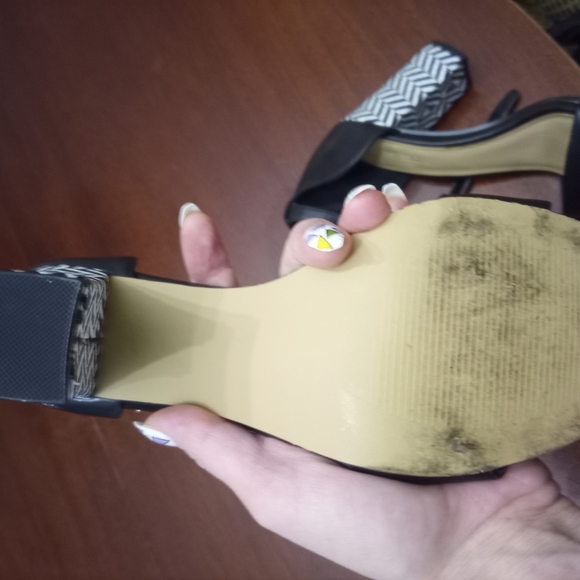 Expressions Black Heels - Picture 5 of 6